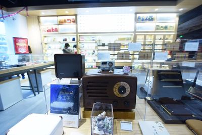 杭州這家新華書店 請機器人做導購